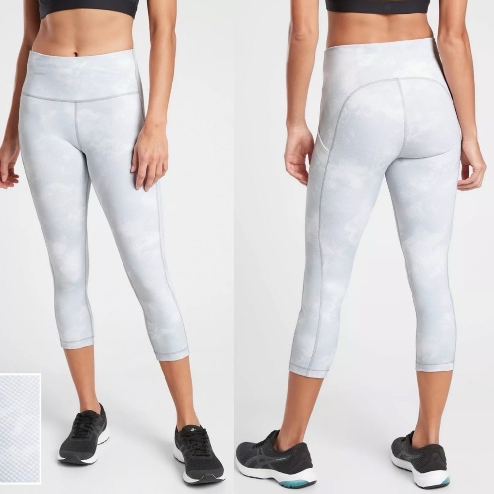 ATHLETA Ultimate Stash Pocket Printed Capri White Gray Grey Size 1X